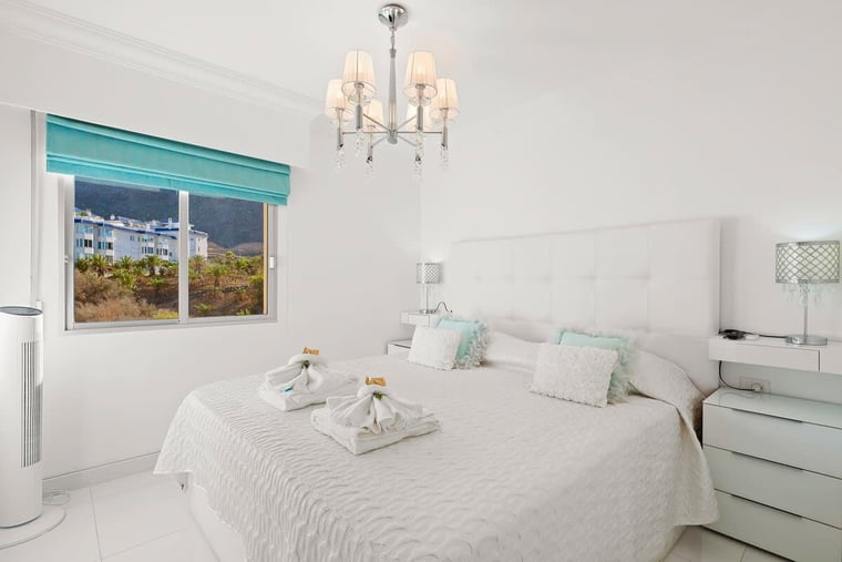 Master Bedroom with Queen-Bed, Mountain Views, TV & Sonos Sound System