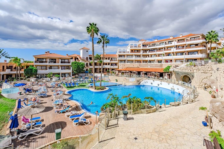 Year-Round Outdoor Pool with Bar, Sunbeds & Umbrellas