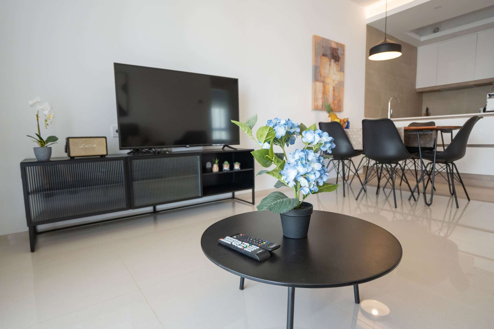 Living Room with Fully Equipped Kitchen, Dining Table, Sofa and TV