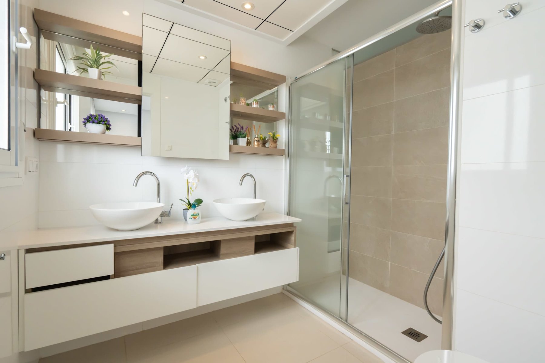 Ensuite bathroom with Toilette, Double Sink and Spacious Shower