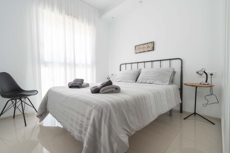 Main Bedroom with Double Bed, Closet and Ensuite Bathroom