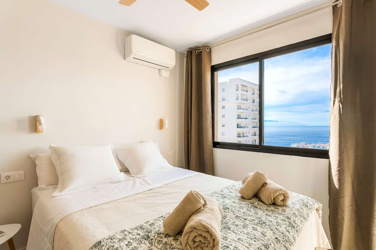 Master Bedroom with Queen Bed, Sea View, Air Conditioning & Sonos Sound System