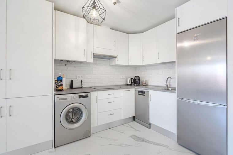 Kitchen with Stovetop, Oven, Fridge, Microwave, Dishwasher, Washing Machine, Coffee Maker, Electric Kettle and Toaster