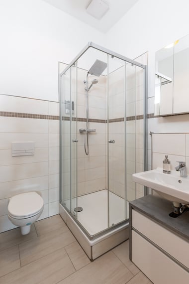 Bathroom with Walk-In Shower, Toilet, Basin & Towels