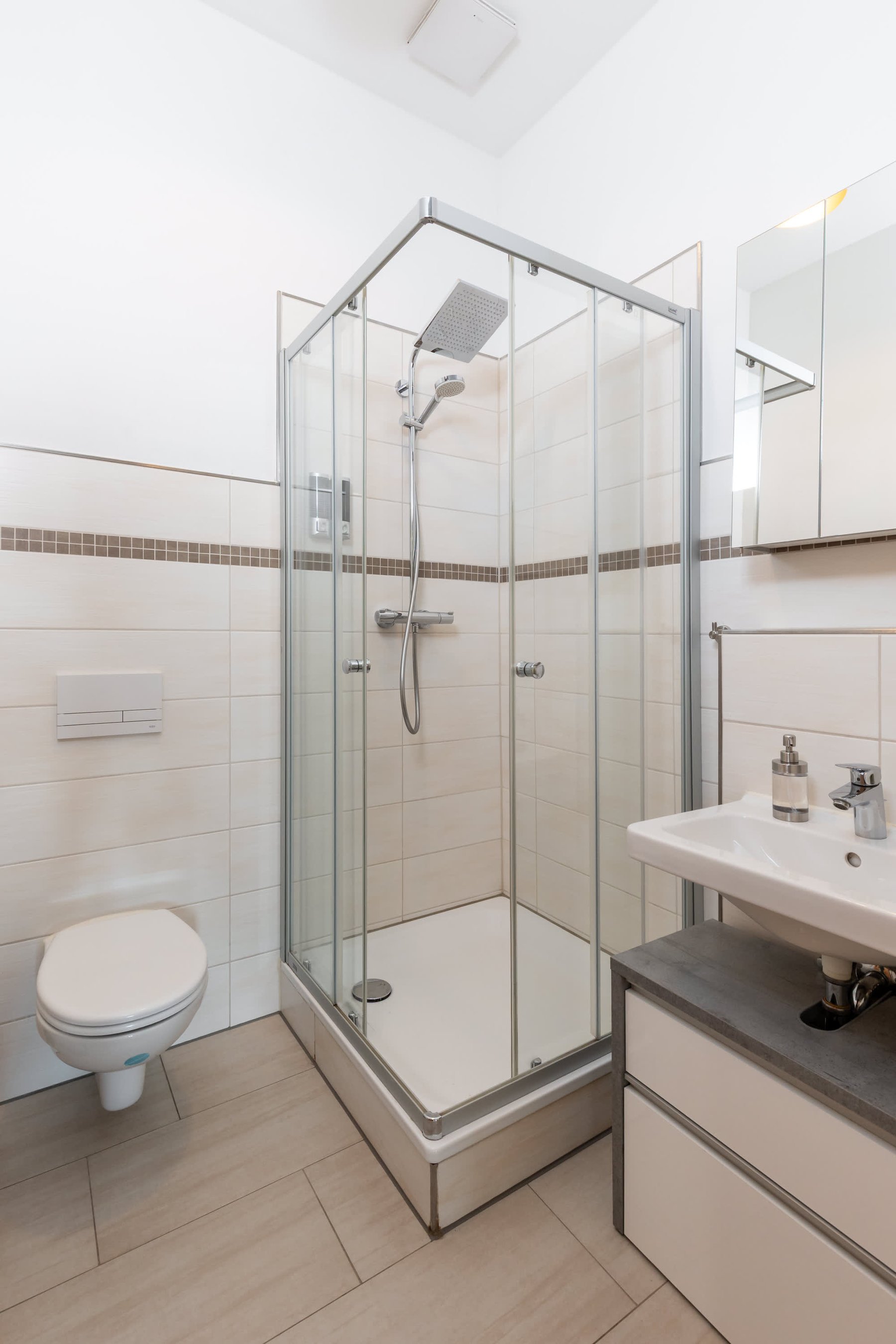 Bathroom with Walk-In Shower, Toilet, Basin & Towels