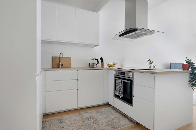 Fully Equipped Modern Kitchen with Sleek Design — Perfect for Home Cooking During Extended Visits