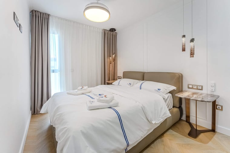 Serene Main Bedroom – King Bed with Ambient Lighting and Luxe Linens