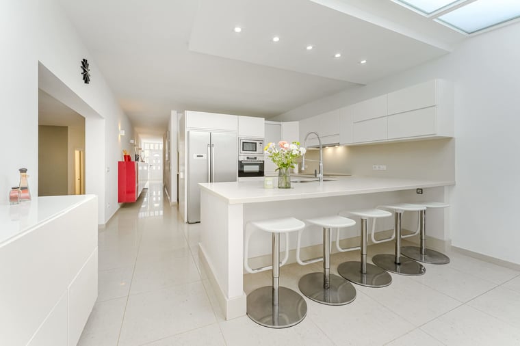 Sleek Minimalist Kitchen with Skylight, Breakfast Bar and Modern Appliances – Ideal for Effortless Home-Cooked Meals
