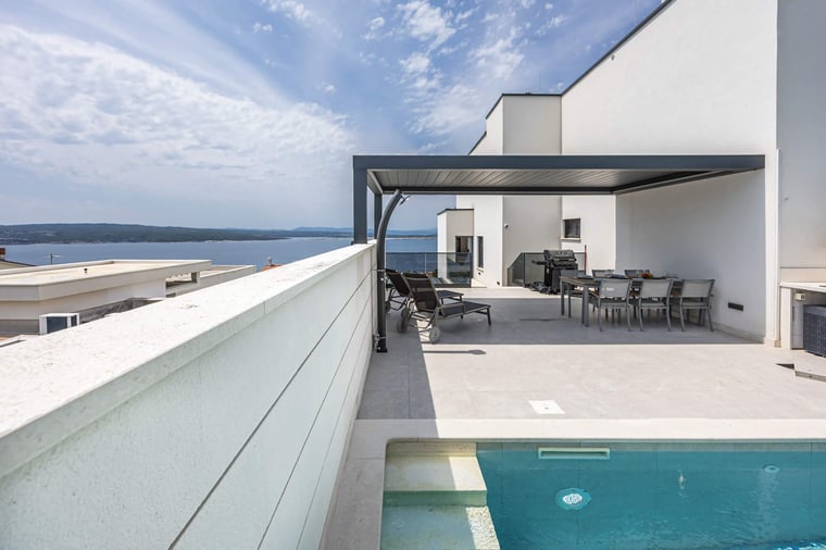 Private rooftop pool with sea view