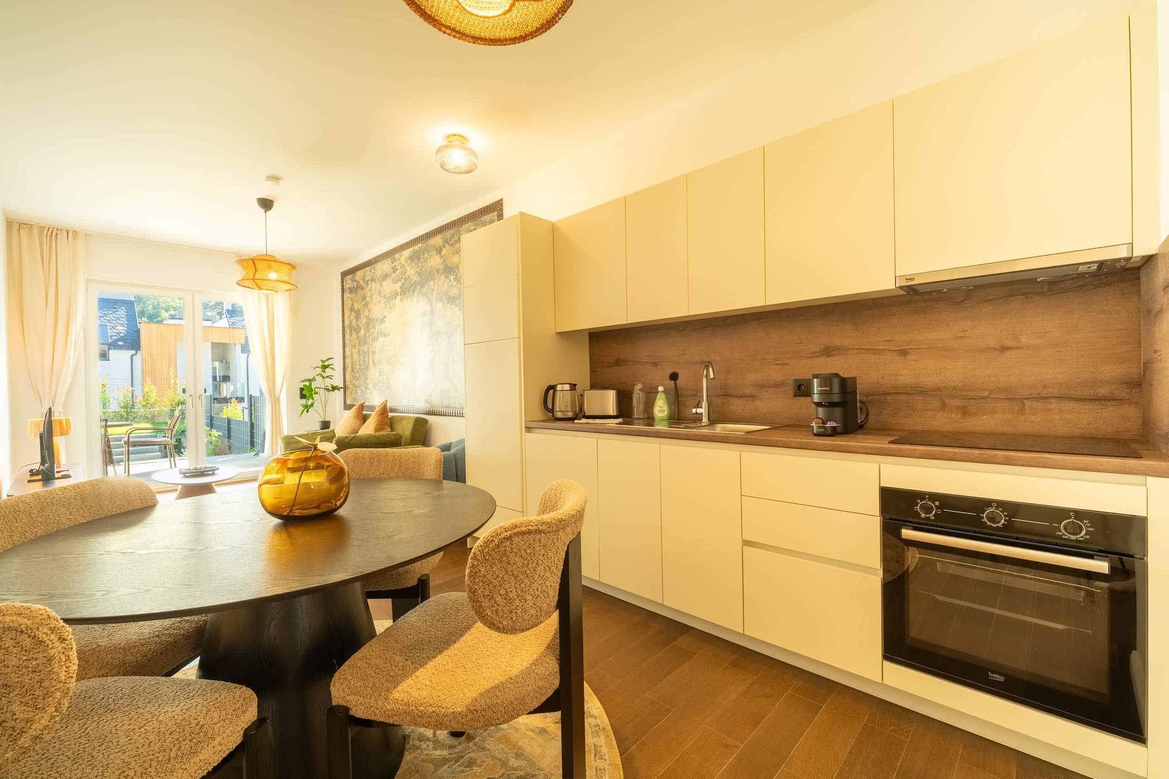 Fully equipped kitchen with oven, beside the dining table