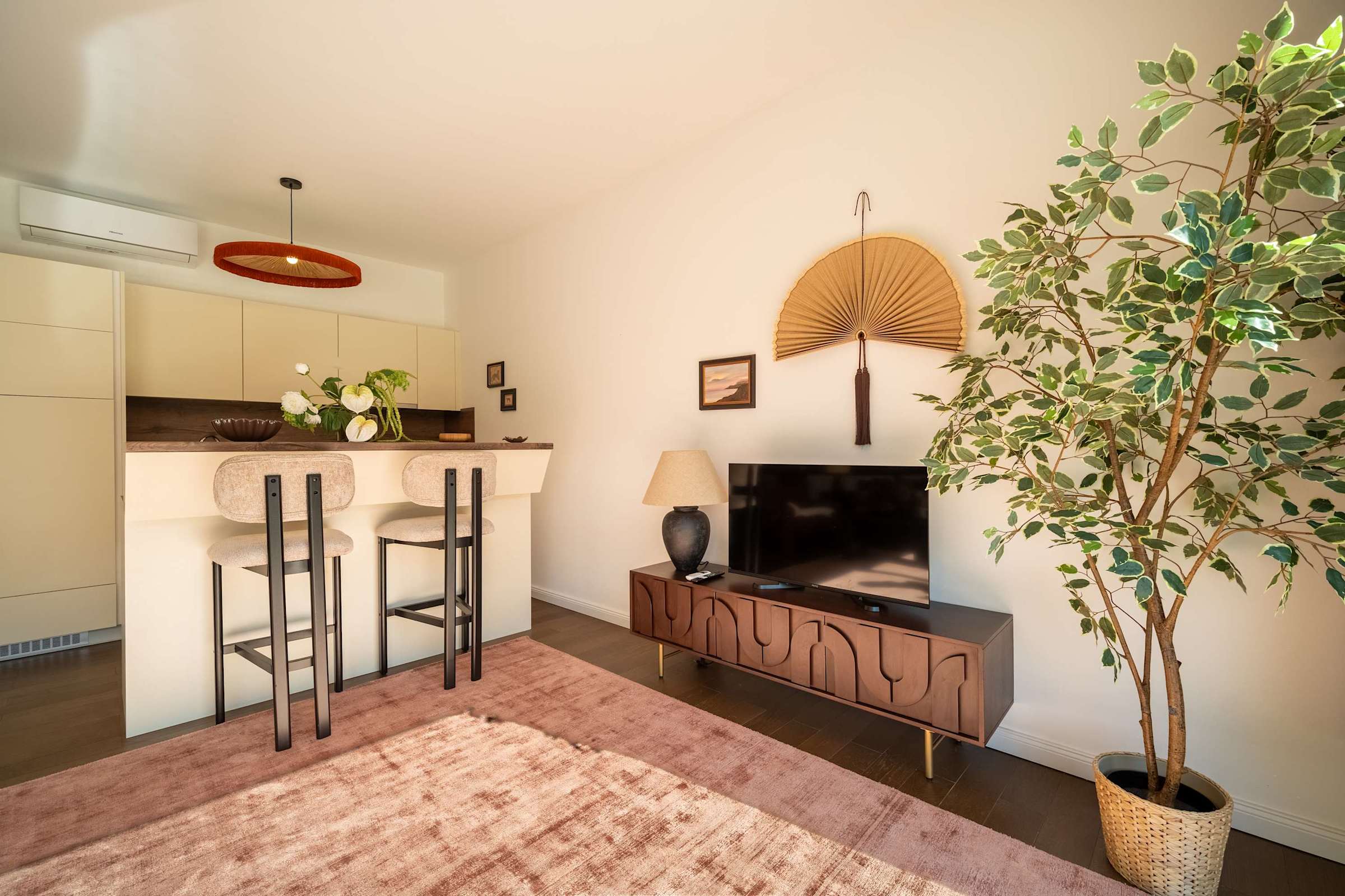Breakfast bar, smart TV and kitchen in the open-plan living space