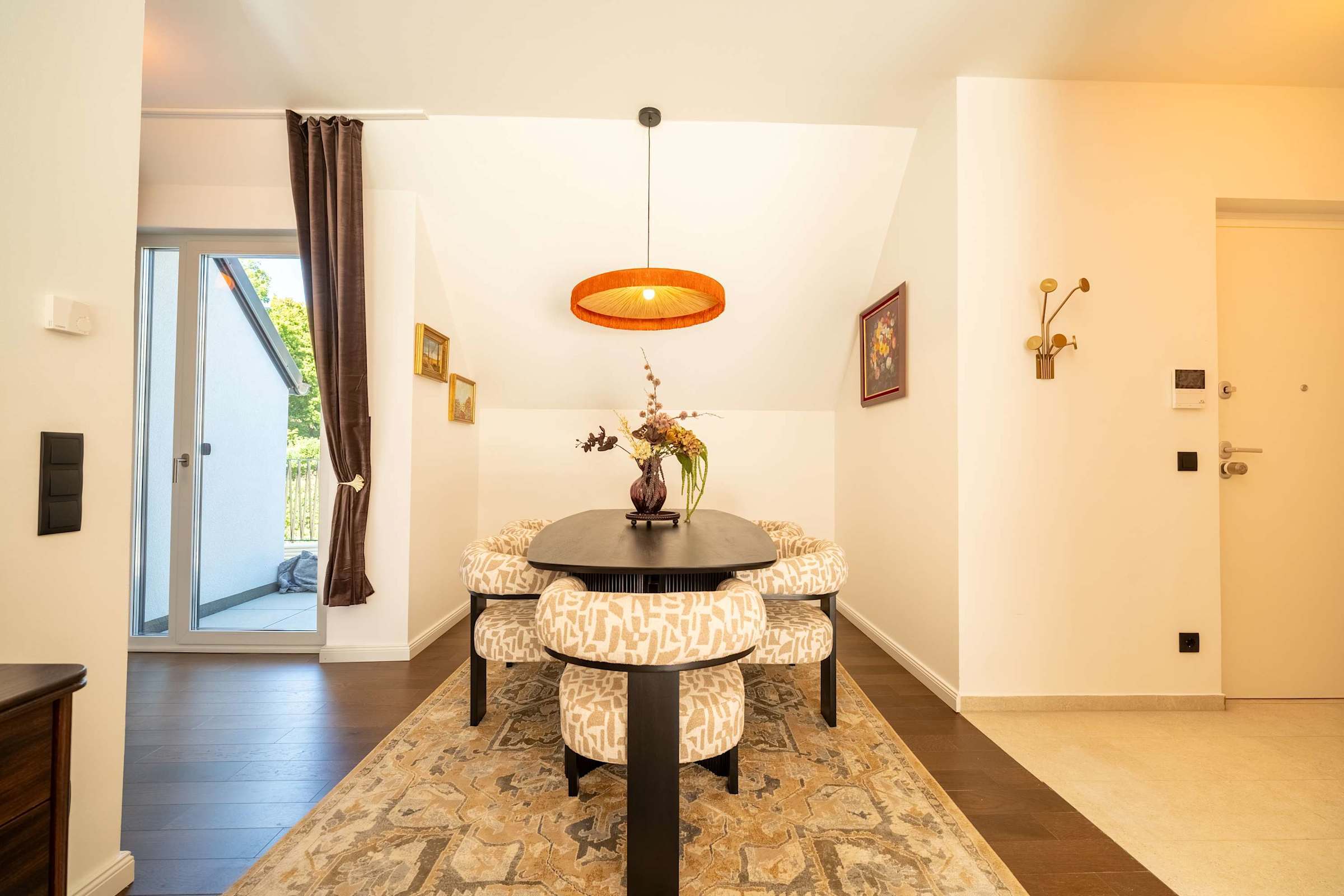 Dining area next to the entrance hall