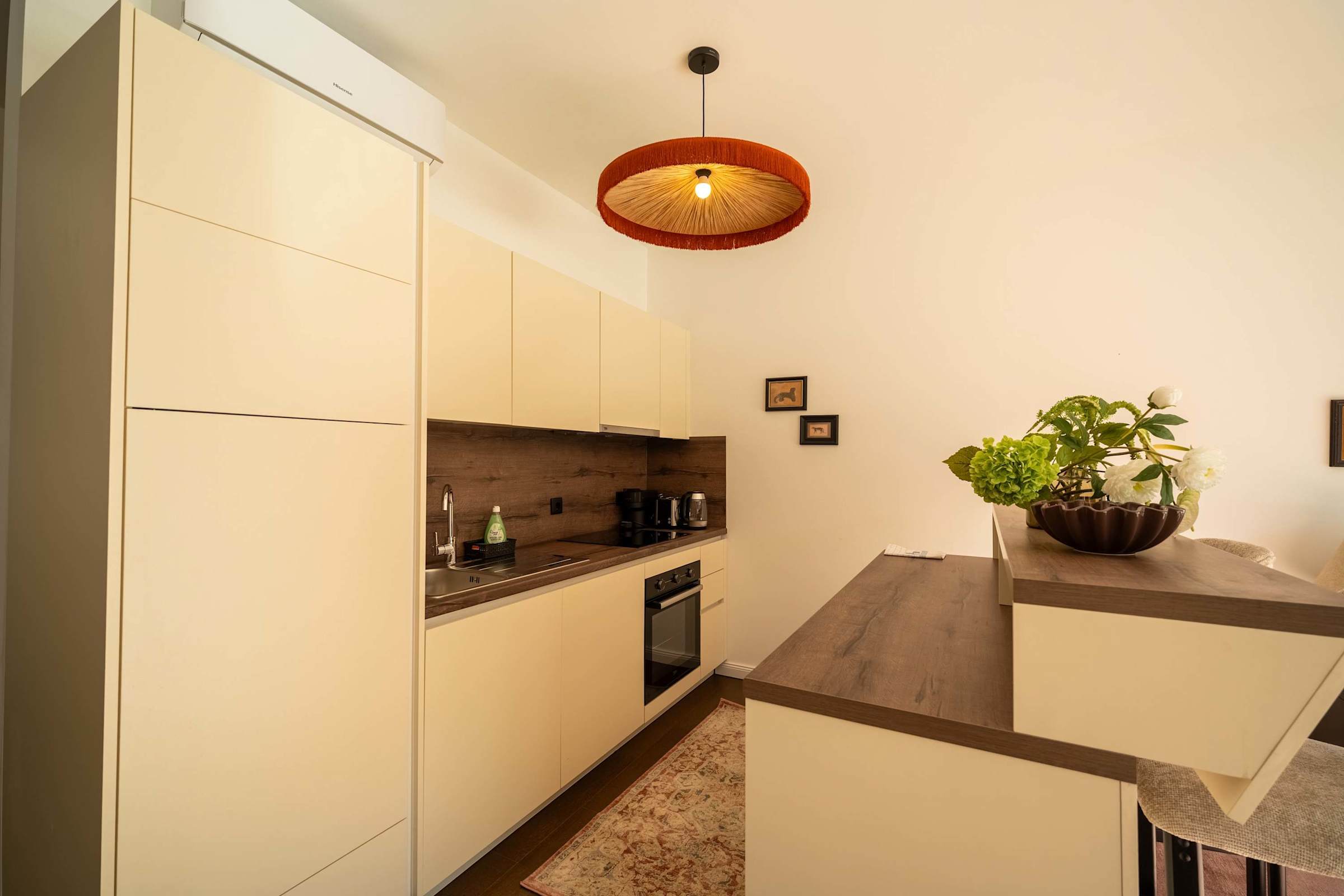 Fully equipped kitchen with oven and breakfast bar